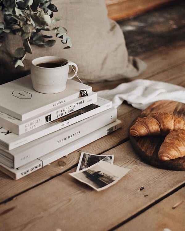 Rustige koffietafel met boek en warme drank in neutrale sfeer
